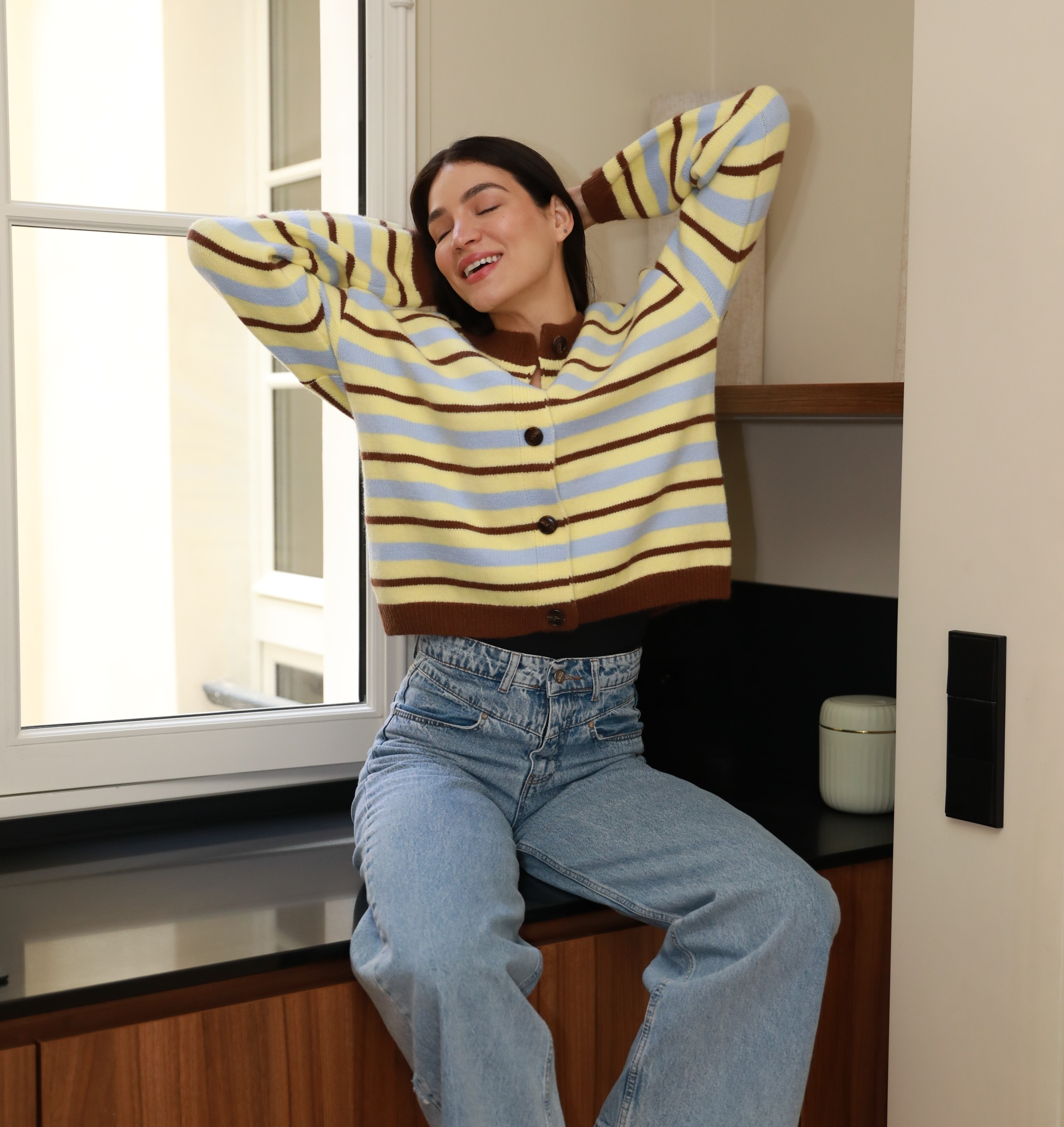 Femme portant un pull vert fluo de la collection Colorburst GG Luxe Paris